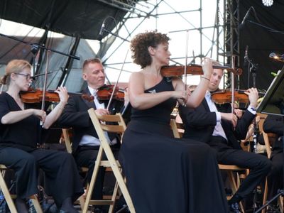 2 lipca 2022 r. Filharmonia Zielonogórska zakończyła sezon artystyczny, wykonując wraz z orkiestrą partnerskiej Filharmonii Gorzowskiej koncert „Ale Kosmos!”. Zabrzmiały „Planety” angielskiego kompozytora Gustava Holsta. 