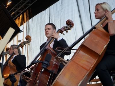 2 lipca 2022 r. Filharmonia Zielonogórska zakończyła sezon artystyczny, wykonując wraz z orkiestrą partnerskiej Filharmonii Gorzowskiej koncert „Ale Kosmos!”. Zabrzmiały „Planety” angielskiego kompozytora Gustava Holsta. 