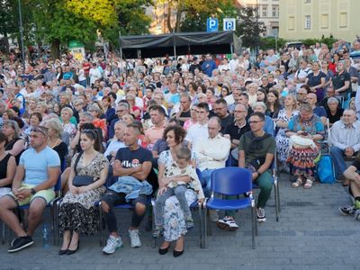 2 lipca 2022 r. Filharmonia Zielonogórska zakończyła sezon artystyczny, wykonując wraz z orkiestrą partnerskiej Filharmonii Gorzowskiej koncert „Ale Kosmos!”. Zabrzmiały „Planety” angielskiego kompozytora Gustava Holsta. 