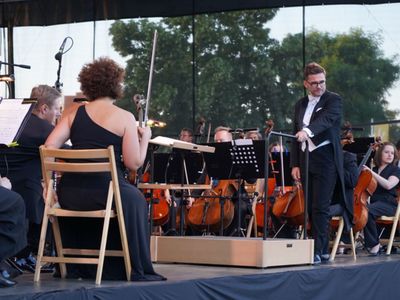 2 lipca 2022 r. Filharmonia Zielonogórska zakończyła sezon artystyczny, wykonując wraz z orkiestrą partnerskiej Filharmonii Gorzowskiej koncert „Ale Kosmos!”. Zabrzmiały „Planety” angielskiego kompozytora Gustava Holsta. 