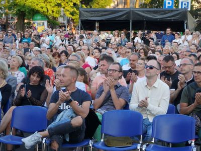 2 lipca 2022 r. Filharmonia Zielonogórska zakończyła sezon artystyczny, wykonując wraz z orkiestrą partnerskiej Filharmonii Gorzowskiej koncert „Ale Kosmos!”. Zabrzmiały „Planety” angielskiego kompozytora Gustava Holsta. 