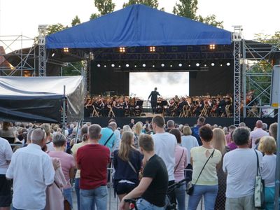 2 lipca 2022 r. Filharmonia Zielonogórska zakończyła sezon artystyczny, wykonując wraz z orkiestrą partnerskiej Filharmonii Gorzowskiej koncert „Ale Kosmos!”. Zabrzmiały „Planety” angielskiego kompozytora Gustava Holsta. 