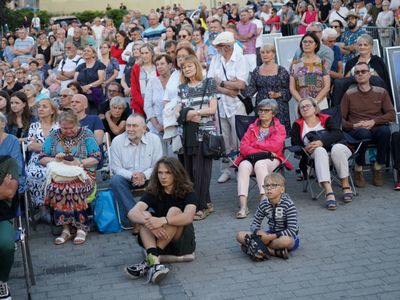 2 lipca 2022 r. Filharmonia Zielonogórska zakończyła sezon artystyczny, wykonując wraz z orkiestrą partnerskiej Filharmonii Gorzowskiej koncert „Ale Kosmos!”. Zabrzmiały „Planety” angielskiego kompozytora Gustava Holsta. 