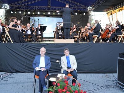2 lipca 2022 r. Filharmonia Zielonogórska zakończyła sezon artystyczny, wykonując wraz z orkiestrą partnerskiej Filharmonii Gorzowskiej koncert „Ale Kosmos!”. Zabrzmiały „Planety” angielskiego kompozytora Gustava Holsta. 