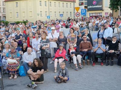 2 lipca 2022 r. Filharmonia Zielonogórska zakończyła sezon artystyczny, wykonując wraz z orkiestrą partnerskiej Filharmonii Gorzowskiej koncert „Ale Kosmos!”. Zabrzmiały „Planety” angielskiego kompozytora Gustava Holsta. 