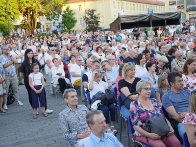2 lipca 2022 r. Filharmonia Zielonogórska zakończyła sezon artystyczny, wykonując wraz z orkiestrą partnerskiej Filharmonii Gorzowskiej koncert „Ale Kosmos!”. Zabrzmiały „Planety” angielskiego kompozytora Gustava Holsta. 