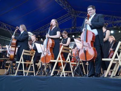2 lipca 2022 r. Filharmonia Zielonogórska zakończyła sezon artystyczny, wykonując wraz z orkiestrą partnerskiej Filharmonii Gorzowskiej koncert „Ale Kosmos!”. Zabrzmiały „Planety” angielskiego kompozytora Gustava Holsta. 