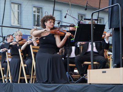2 lipca 2022 r. Filharmonia Zielonogórska zakończyła sezon artystyczny, wykonując wraz z orkiestrą partnerskiej Filharmonii Gorzowskiej koncert „Ale Kosmos!”. Zabrzmiały „Planety” angielskiego kompozytora Gustava Holsta. 
