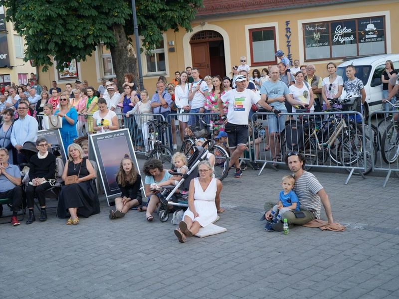 2 lipca 2022 r. Filharmonia Zielonogórska zakończyła sezon artystyczny, wykonując wraz z orkiestrą partnerskiej Filharmonii Gorzowskiej koncert „Ale Kosmos!”. Zabrzmiały „Planety” angielskiego kompozytora Gustava Holsta.