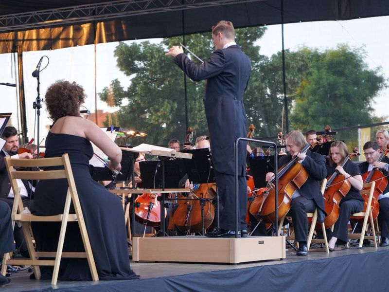 2 lipca 2022 r. Filharmonia Zielonogórska zakończyła sezon artystyczny, wykonując wraz z orkiestrą partnerskiej Filharmonii Gorzowskiej koncert „Ale Kosmos!”. Zabrzmiały „Planety” angielskiego kompozytora Gustava Holsta.