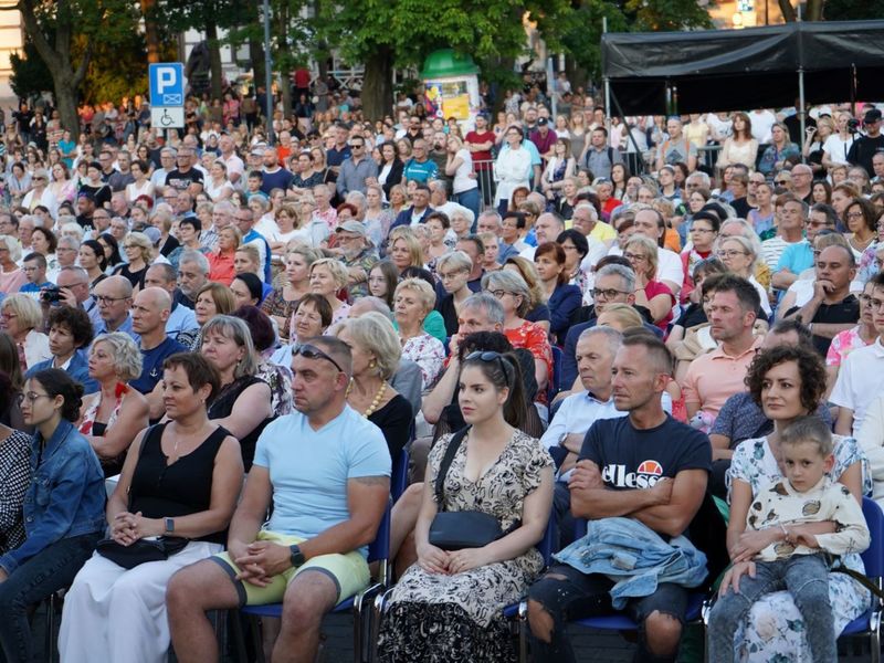 2 lipca 2022 r. Filharmonia Zielonogórska zakończyła sezon artystyczny, wykonując wraz z orkiestrą partnerskiej Filharmonii Gorzowskiej koncert „Ale Kosmos!”. Zabrzmiały „Planety” angielskiego kompozytora Gustava Holsta.