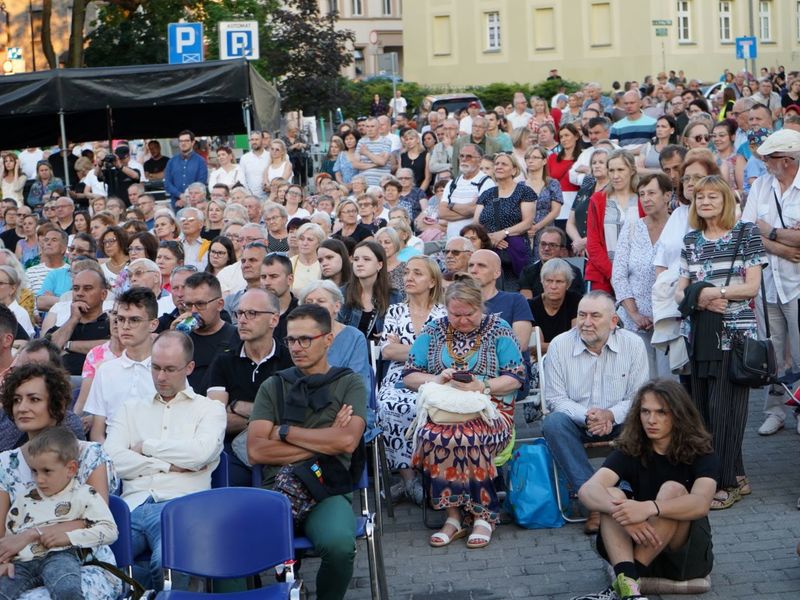 2 lipca 2022 r. Filharmonia Zielonogórska zakończyła sezon artystyczny, wykonując wraz z orkiestrą partnerskiej Filharmonii Gorzowskiej koncert „Ale Kosmos!”. Zabrzmiały „Planety” angielskiego kompozytora Gustava Holsta.