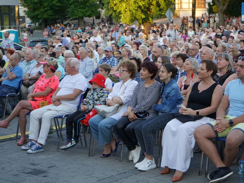 2 lipca 2022 r. Filharmonia Zielonogórska zakończyła sezon artystyczny, wykonując wraz z orkiestrą partnerskiej Filharmonii Gorzowskiej koncert „Ale Kosmos!”. Zabrzmiały „Planety” angielskiego kompozytora Gustava Holsta.