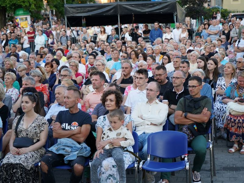2 lipca 2022 r. Filharmonia Zielonogórska zakończyła sezon artystyczny, wykonując wraz z orkiestrą partnerskiej Filharmonii Gorzowskiej koncert „Ale Kosmos!”. Zabrzmiały „Planety” angielskiego kompozytora Gustava Holsta.
