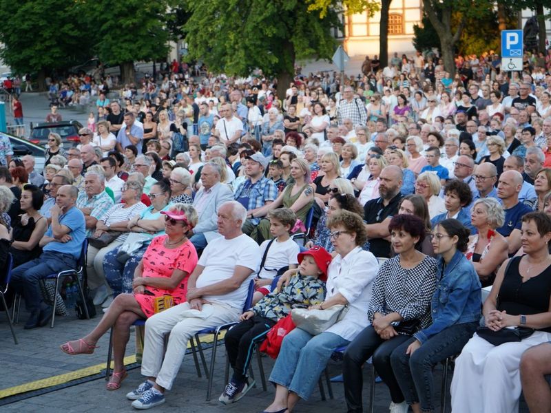 2 lipca 2022 r. Filharmonia Zielonogórska zakończyła sezon artystyczny, wykonując wraz z orkiestrą partnerskiej Filharmonii Gorzowskiej koncert „Ale Kosmos!”. Zabrzmiały „Planety” angielskiego kompozytora Gustava Holsta.