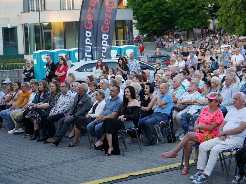 2 lipca 2022 r. Filharmonia Zielonogórska zakończyła sezon artystyczny, wykonując wraz z orkiestrą partnerskiej Filharmonii Gorzowskiej koncert „Ale Kosmos!”. Zabrzmiały „Planety” angielskiego kompozytora Gustava Holsta.