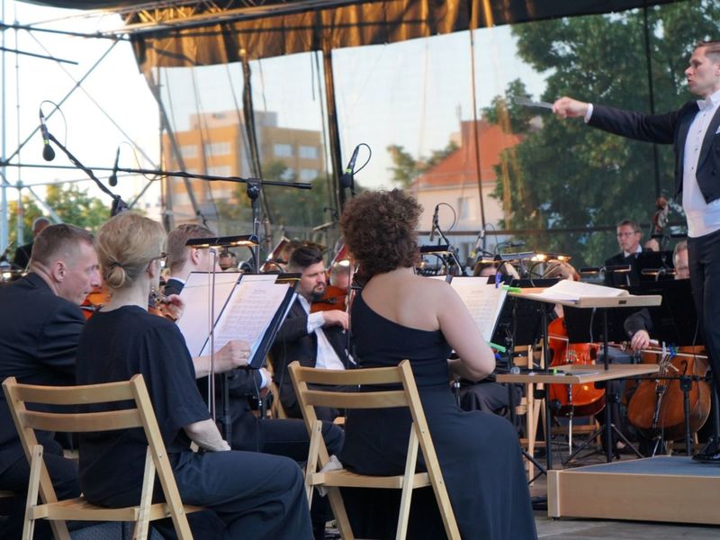 2 lipca 2022 r. Filharmonia Zielonogórska zakończyła sezon artystyczny, wykonując wraz z orkiestrą partnerskiej Filharmonii Gorzowskiej koncert „Ale Kosmos!”. Zabrzmiały „Planety” angielskiego kompozytora Gustava Holsta.