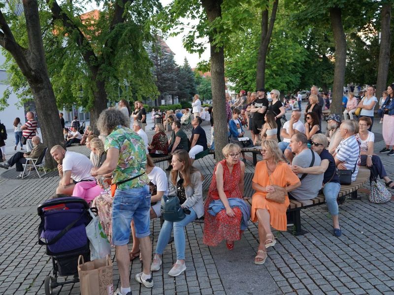 2 lipca 2022 r. Filharmonia Zielonogórska zakończyła sezon artystyczny, wykonując wraz z orkiestrą partnerskiej Filharmonii Gorzowskiej koncert „Ale Kosmos!”. Zabrzmiały „Planety” angielskiego kompozytora Gustava Holsta.