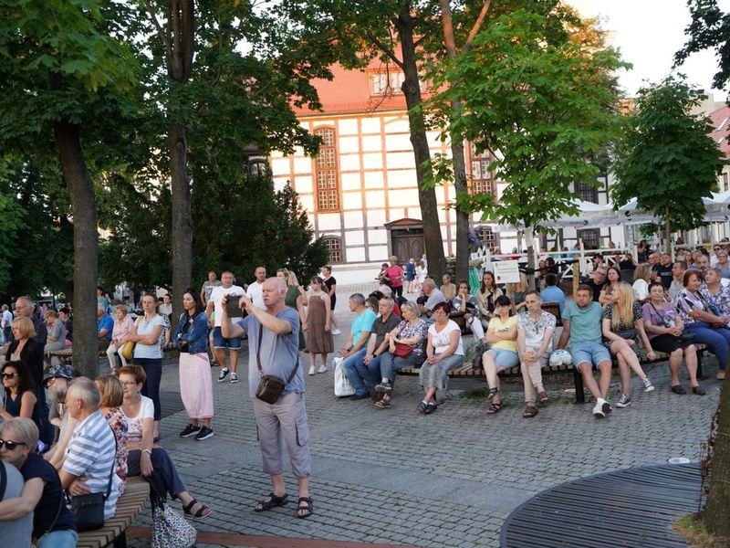 2 lipca 2022 r. Filharmonia Zielonogórska zakończyła sezon artystyczny, wykonując wraz z orkiestrą partnerskiej Filharmonii Gorzowskiej koncert „Ale Kosmos!”. Zabrzmiały „Planety” angielskiego kompozytora Gustava Holsta.
