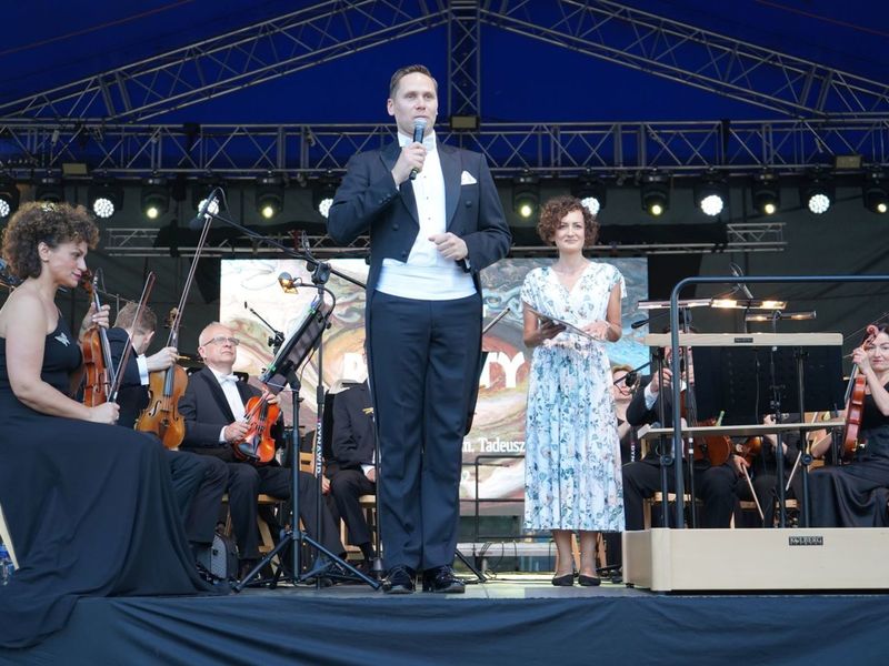 2 lipca 2022 r. Filharmonia Zielonogórska zakończyła sezon artystyczny, wykonując wraz z orkiestrą partnerskiej Filharmonii Gorzowskiej koncert „Ale Kosmos!”. Zabrzmiały „Planety” angielskiego kompozytora Gustava Holsta.