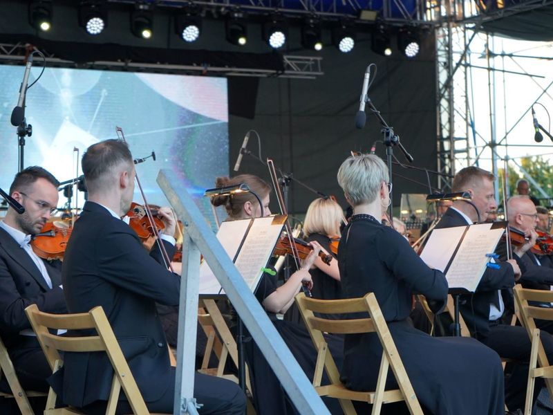 2 lipca 2022 r. Filharmonia Zielonogórska zakończyła sezon artystyczny, wykonując wraz z orkiestrą partnerskiej Filharmonii Gorzowskiej koncert „Ale Kosmos!”. Zabrzmiały „Planety” angielskiego kompozytora Gustava Holsta.