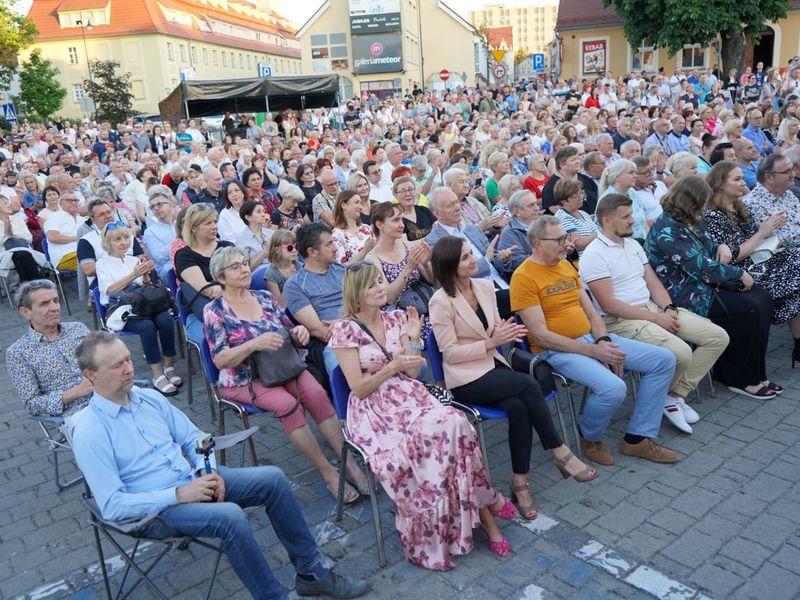 2 lipca 2022 r. Filharmonia Zielonogórska zakończyła sezon artystyczny, wykonując wraz z orkiestrą partnerskiej Filharmonii Gorzowskiej koncert „Ale Kosmos!”. Zabrzmiały „Planety” angielskiego kompozytora Gustava Holsta.
