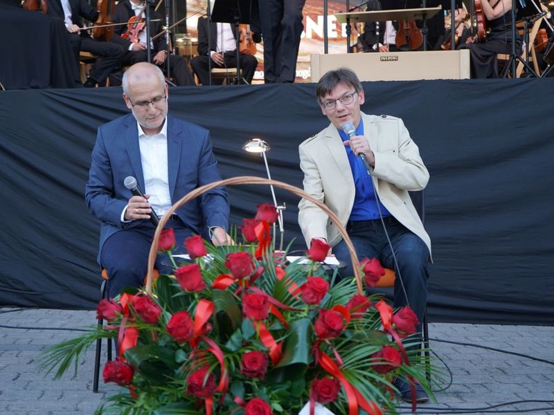 2 lipca 2022 r. Filharmonia Zielonogórska zakończyła sezon artystyczny, wykonując wraz z orkiestrą partnerskiej Filharmonii Gorzowskiej koncert „Ale Kosmos!”. Zabrzmiały „Planety” angielskiego kompozytora Gustava Holsta.