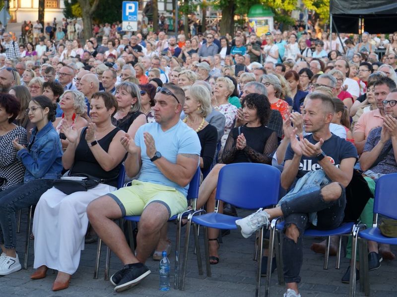 2 lipca 2022 r. Filharmonia Zielonogórska zakończyła sezon artystyczny, wykonując wraz z orkiestrą partnerskiej Filharmonii Gorzowskiej koncert „Ale Kosmos!”. Zabrzmiały „Planety” angielskiego kompozytora Gustava Holsta.