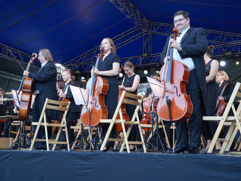 2 lipca 2022 r. Filharmonia Zielonogórska zakończyła sezon artystyczny, wykonując wraz z orkiestrą partnerskiej Filharmonii Gorzowskiej koncert „Ale Kosmos!”. Zabrzmiały „Planety” angielskiego kompozytora Gustava Holsta.