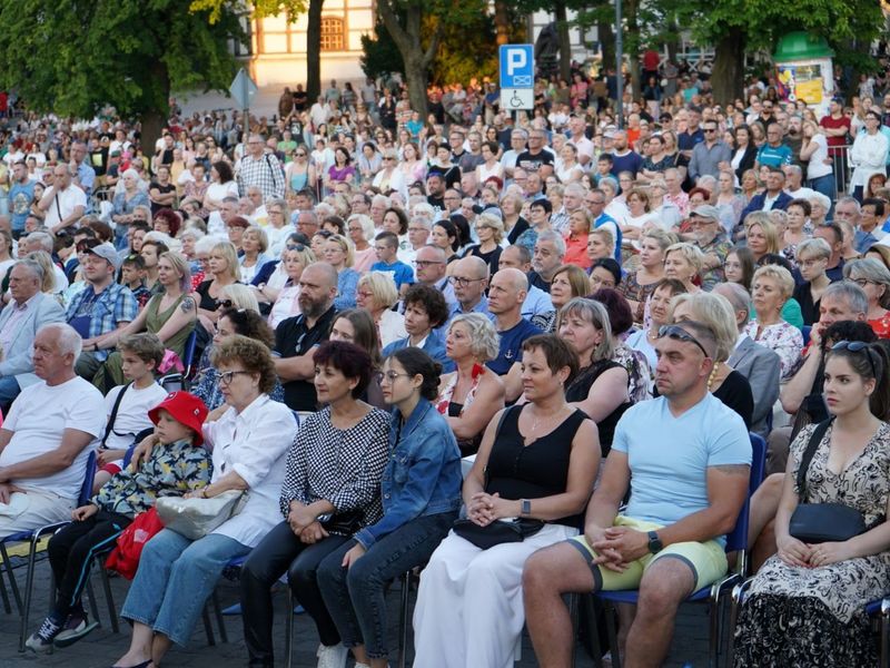 2 lipca 2022 r. Filharmonia Zielonogórska zakończyła sezon artystyczny, wykonując wraz z orkiestrą partnerskiej Filharmonii Gorzowskiej koncert „Ale Kosmos!”. Zabrzmiały „Planety” angielskiego kompozytora Gustava Holsta.