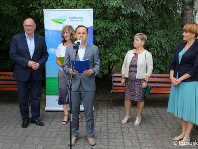 Uczestnicy konferencji prasowej przed budynkiem Urzędu Marszałkowskiego w Zielonej Górze 