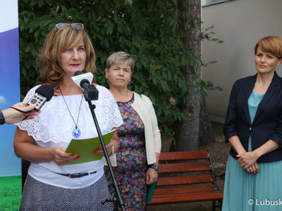 Przewodnicząca Lubuskiej Rady Kół Gospodyń Wiejskich Jolanta Starzewska (przy mikrofonie) przemawia podczas konferencji prasowej przed budynkiem Urzędu Marszałkowskiego w Zielonej Górze 