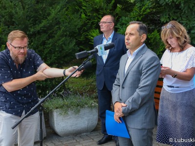 Uczestnicy konferencji prasowej przed budynkiem Urzędu Marszałkowskiego w Zielonej Górze 
