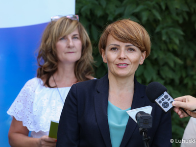 Uczestniczki konferencji prasowej przed budynkiem Urzędu Marszałkowskiego w Zielonej Górze 
