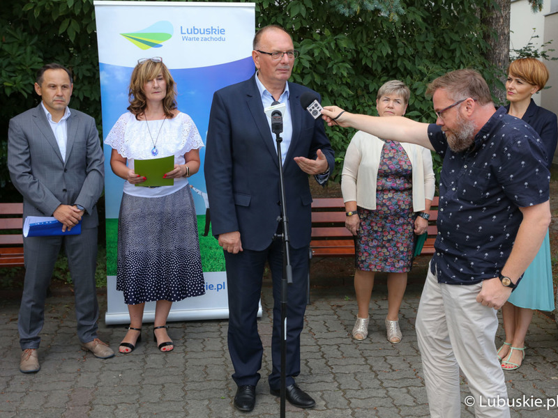 Wicemarszałek Stanisław Tomczyszyn (przy mikrofonie) przemawia podczas konferencji prasowej przed budynkiem Urzędu Marszałkowskiego w Zielonej Górze