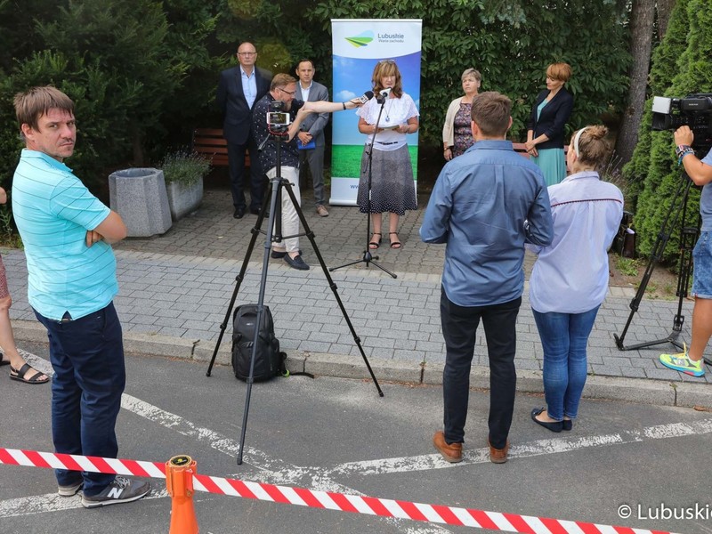 Uczestnicy konferencji prasowej przed budynkiem Urzędu Marszałkowskiego w Zielonej Górze