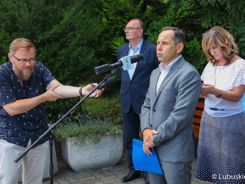 Uczestnicy konferencji prasowej przed budynkiem Urzędu Marszałkowskiego w Zielonej Górze