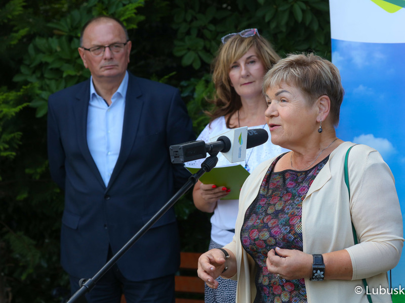 Radna wojewódzka Anna Chinalska (przy mikrofonie) przemawia podczas konferencji prasowej przed budynkiem Urzędu Marszałkowskiego w Zielonej Górze