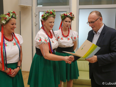 Wicemarszałek Stanisław Tomczyszyn gratuluje paniom z Koła Gospodyń Wiejskich "Kowalewianki" 