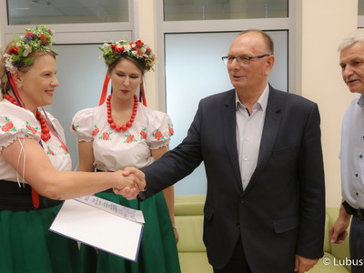 Wicemarszałek Stanisław Tomczyszyn gratuluje paniom z Koła Gospodyń Wiejskich "Kowalewianki" 