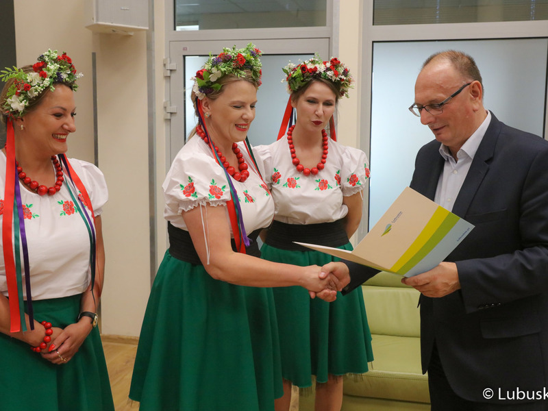 Wicemarszałek Stanisław Tomczyszyn gratuluje paniom z Koła Gospodyń Wiejskich "Kowalewianki"