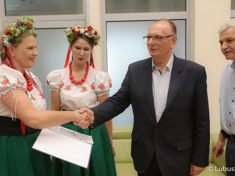 Wicemarszałek Stanisław Tomczyszyn gratuluje paniom z Koła Gospodyń Wiejskich "Kowalewianki"