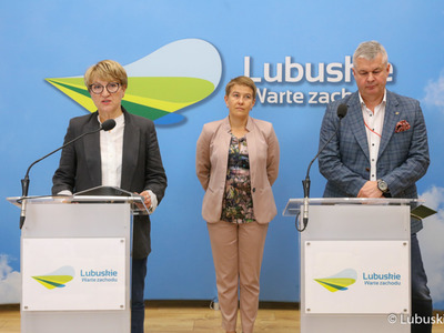 Marszałek Elżbieta Anna Polak przemawia podczas konferencji prasowej w sali prasowej urzędu marszałkowskiego w Zielonej Górze. Z nią stoją prof. UZ - prorektor Uniwersytetu Zielonogórskiego ds. współpracy z gospodarką dr hab. inż. Maria Mrówczyńska oraz prezes Szpitala Uniwersyteckiego w Zielonej Górze dr Marek Działoszyński.