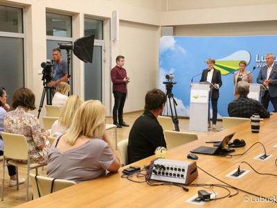 Uczestnicy konferencji sali prasowej urzędu marszałkowskiego w Zielonej Górze poświęconej wyjaśnieniu opinii publicznej stanu faktycznego i prawnego w zakresie prowadzonych negocjacji na Klinicznym Oddziale Chirurgii Ogólnej i Onkologicznej Szpitala Uniwersyteckiego w Zielonej Górze.