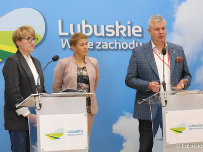 Prezes Szpitala Uniwersyteckiego w Zielonej Górze dr Marek Działoszyński (przy mównicy) przemawia podczas konferencji prasowej w sali prasowej urzędu marszałkowskiego w Zielonej Górze. Obok stoją (od lewej) Marszałek Województwa Lubuskiego Elżbieta Anna Polak oraz prof. UZ - prorektor Uniwersytetu Zielonogórskiego ds. współpracy z gospodarką dr hab. inż. Maria Mrówczyńska. 