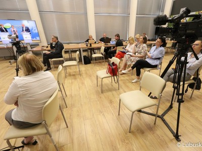 Uczestnicy konferencji w sali prasowej urzędu marszałkowskiego w Zielonej Górze poświęconej wyjaśnieniu opinii publicznej stanu faktycznego i prawnego w zakresie prowadzonych negocjacji na Klinicznym Oddziale Chirurgii Ogólnej i Onkologicznej Szpitala Uniwersyteckiego w Zielonej Górze