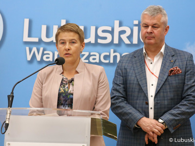 Prof. UZ - prorektor Uniwersytetu Zielonogórskiego ds. współpracy z gospodarką dr hab. inż. Maria Mrówczyńska przemawia podczas konferencji prasowej w sali prasowej urzędu marszałkowskiego w Zielonej Górze. Obok stoi prezes Szpitala Uniwersyteckiego w Zielonej Górze dr Marek Działoszyński.