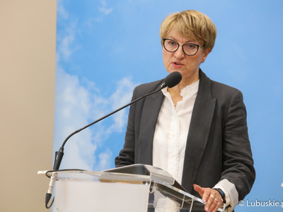 Marszałek Elżbieta Anna Polak przemawia podczas konferencji prasowej w sali prasowej urzędu marszałkowskiego w Zielonej Górze