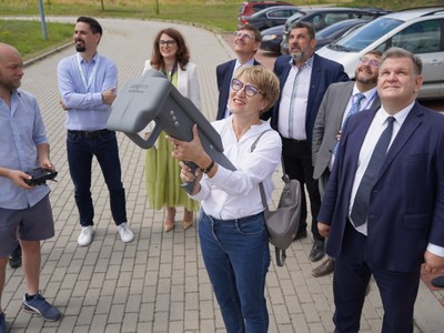 W siedzibie Hertz System LTD. Sp. z o.o. w Zielonej Górze Nowym Kisielinie zaprezentowano m.in. system antydronowy Hawk. Marszałek Elżbieta Anna Polak z sukcesem „obezwładniła” latające urządzenie. 