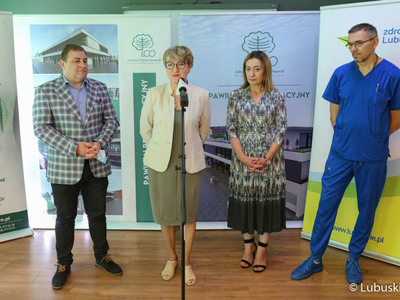 Uczestnicy konferencji prasowej w Lubuskim Centrum Ortopedii w Świebodzinie. Przy mikrofonie Marszałek Województwa Lubuskiego Elżbieta Anna Polak. Obok stoją (od lewej): pełnomocnik ds. inwestycji w LCO Grzegorz Potęga, prezes LCO Elżbieta Kozak oraz dyrektor ds. lecznictwa w LCO Filip Adamcewicz.